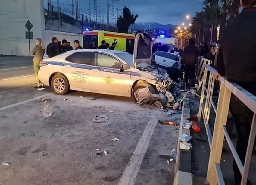 В Сириусе два человека погибли после столкновения с машиной ДПС