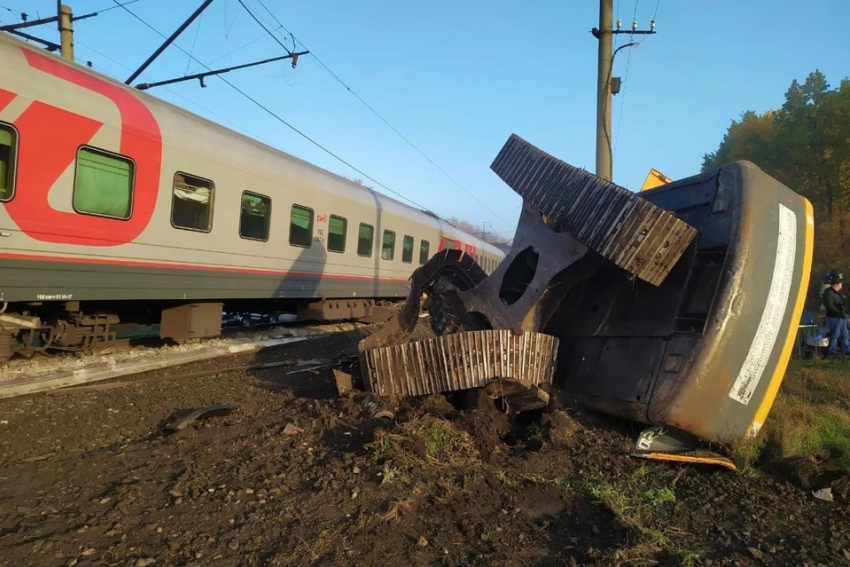 Пассажирский поезд из Адлера врезался в грузовик и слетел с рельсов