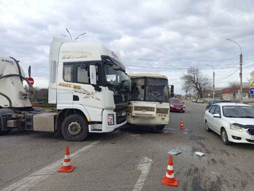 В жестком ДТП большегруза и автобуса в Краснодарском крае пострадала женщина 
