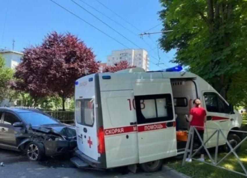 В Краснодаре произошла авария с участием иномарки и скорой