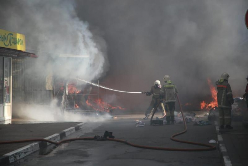 Крупный пожар произошел на рынке в Геленджике