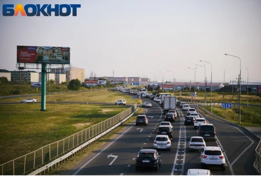 В Краснодарском крае многокилометровые пробки стоят на трассе к Чёрному морю