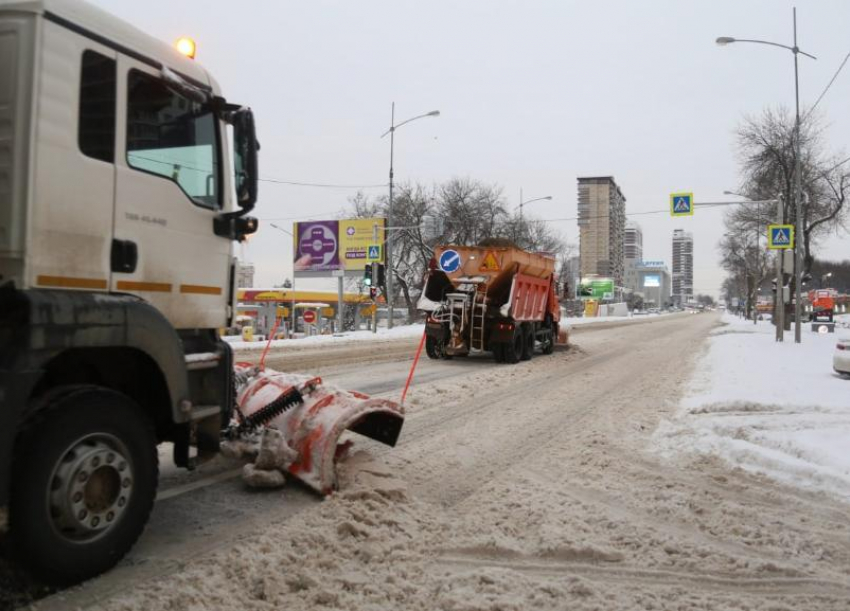 Работали всю ночь: в Краснодаре из-за снегопада 27 единиц спецтехники расчищали дороги
