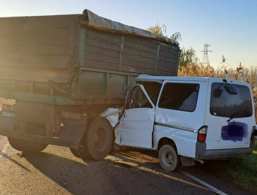 В Краснодарском крае погиб водитель легковушки, влетев в отсоединившийся прицеп КАМАЗа