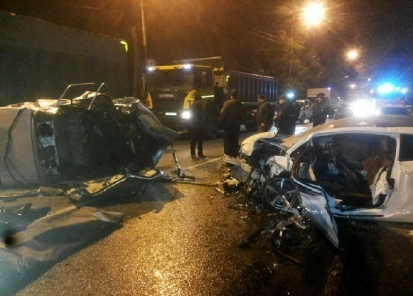   В Сочи спасатели извлекли из автомобиля тела погибших в аварии 