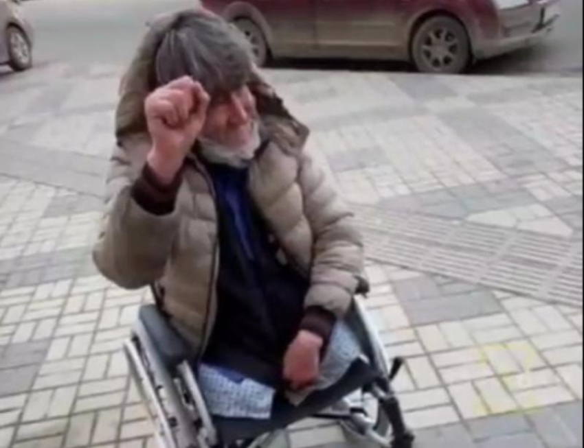 Неравнодушные краснодарцы купили бездомному с ампутированными ногами инвалидную коляску