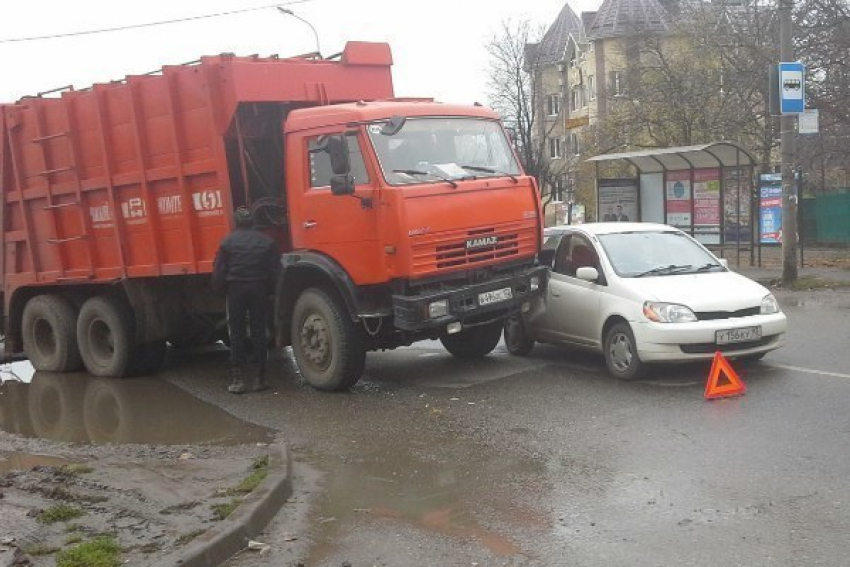 В Краснодаре мусоровоз протаранил легковушку