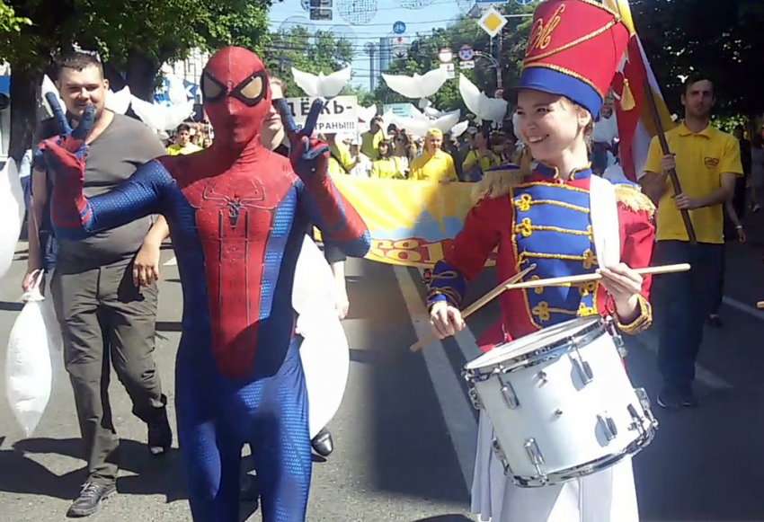 Спайдермен и барабанщицы озвучили шествие в Краснодаре