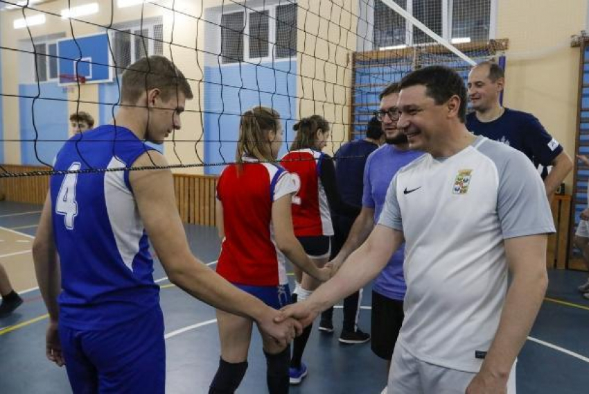 Мэр Краснодара сыграл со старшеклассниками в волейбол