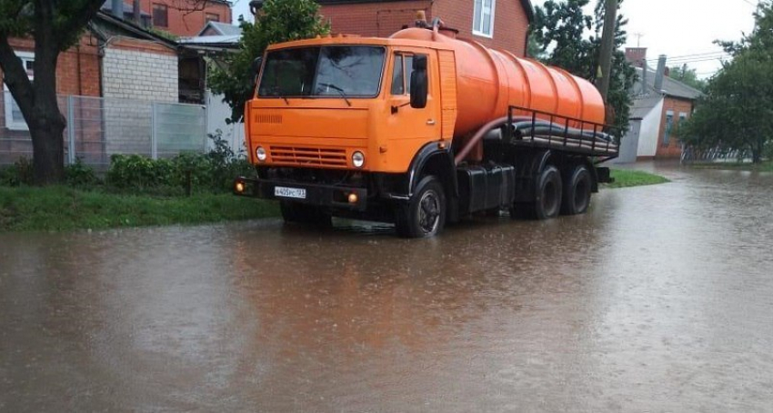 На «борьбу» с потопами в Краснодаре вышло 12 единиц техники