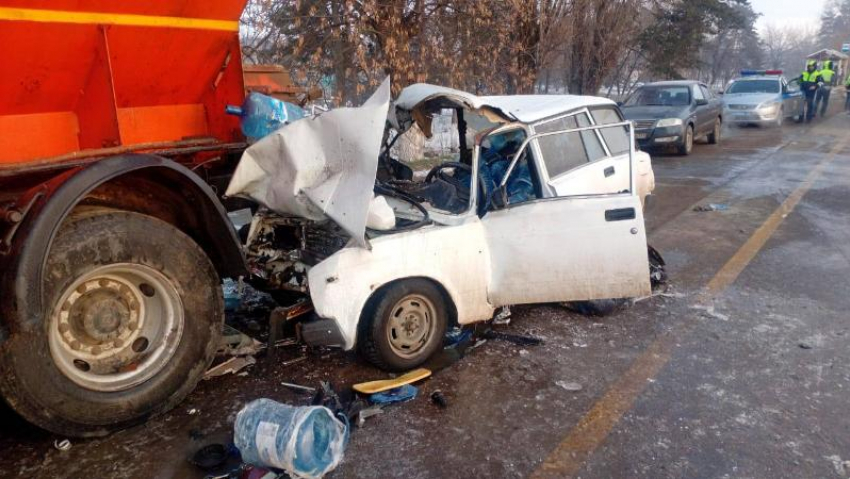 Врезался в стоящую машину и погиб: смертельная авария произошла в Краснодаре 