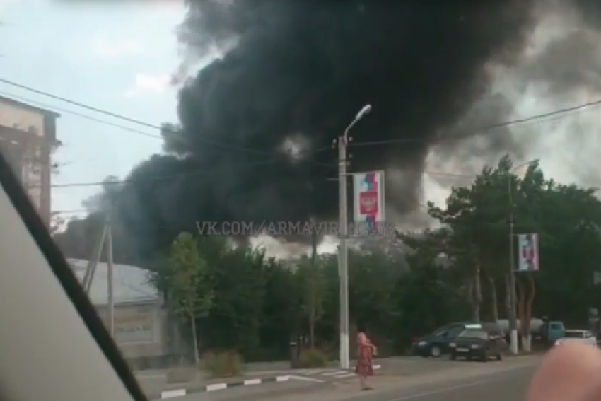  В Армавире вспыхнула гора из автопокрышек