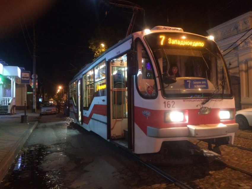 В Краснодаре на трамвайных путях застряла машина