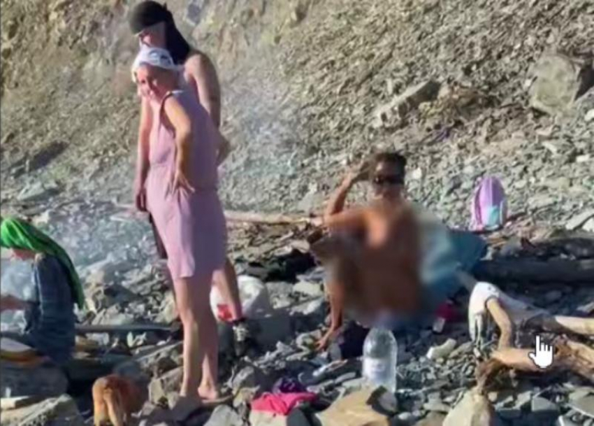 Зрелые нудисты закидали туриста с камерой камнями на пляже в Анапе 