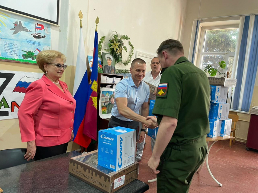 Председатель Гордумы Вера Галушко и председатель Комитета по строительству Андрей Анашкин поздравили медиков с профессиональным праздником