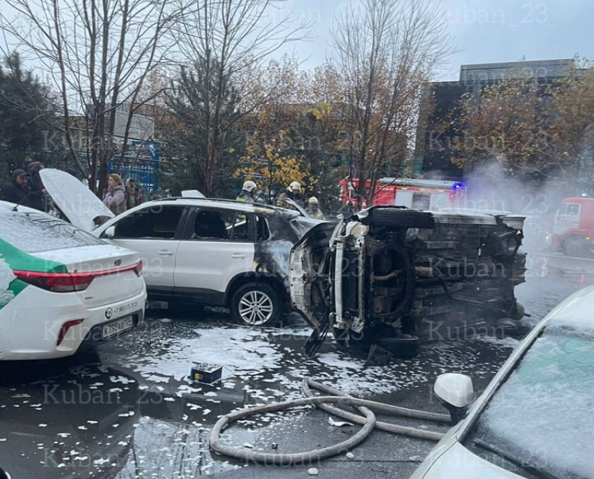В Краснодаре 5 автомобилей пострадали из-за ДТП с пожаром 