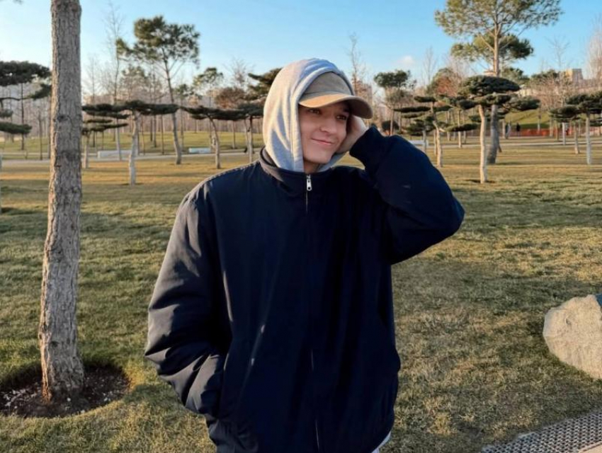 «Это вам не 12 часов на поезде»: известный певец Akmal восхищен аэропортом и весной в Краснодаре 