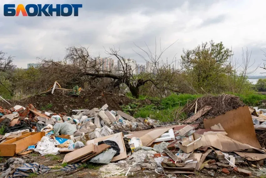В Краснодаре строители вместо вывоза мусора просто засыпали его землёй