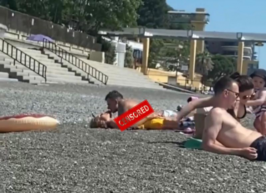 Нудисты занялись сексом прямо на пляже