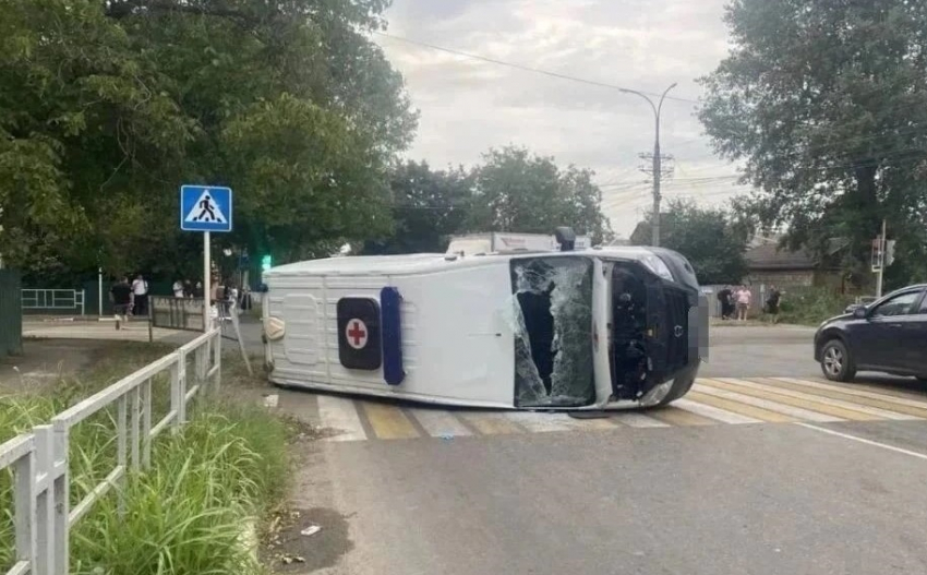 Машина скорой помощи перевернулась на дороге в Армавире: есть пострадавшие