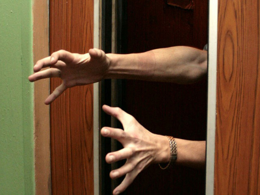 Житель Краснодара пытался застрелить девушку в лифте 