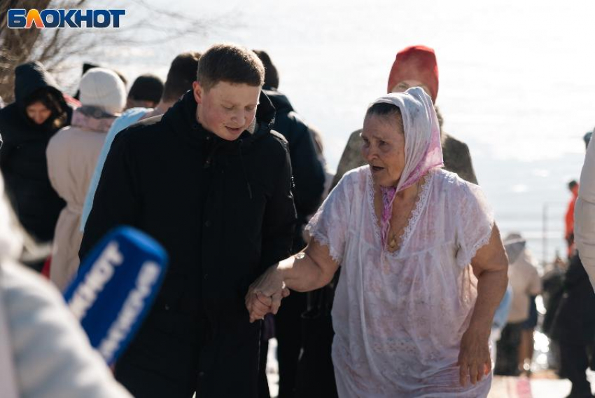 «Вода в этом году теплее»: о чем говорят краснодарцы после омовения в крещенской купели  
