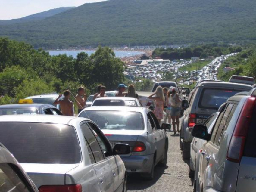 Жезлы и беспилотники: полиция борется с пробками на дорогах к морю