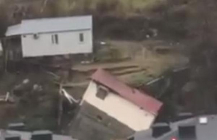 Обрушившийся из-за оползня жилой дом в Сочи попал на видео