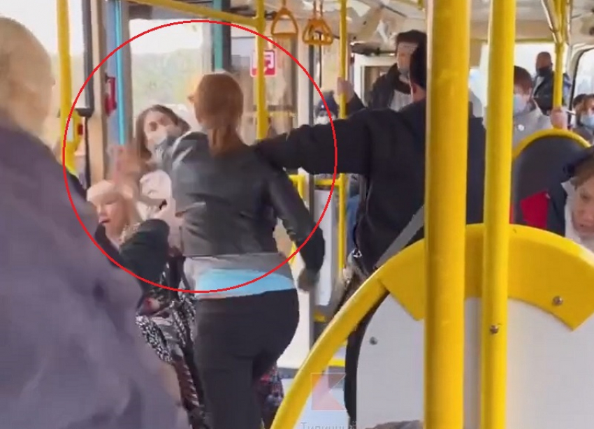 «Надень маску, мразь!»: краснодарка отпинала в трамвае многодетную мать из-за отсутствия маски