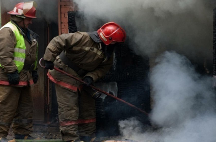 В Кореновске более 60 человек пытаются потушить пожар в больнице