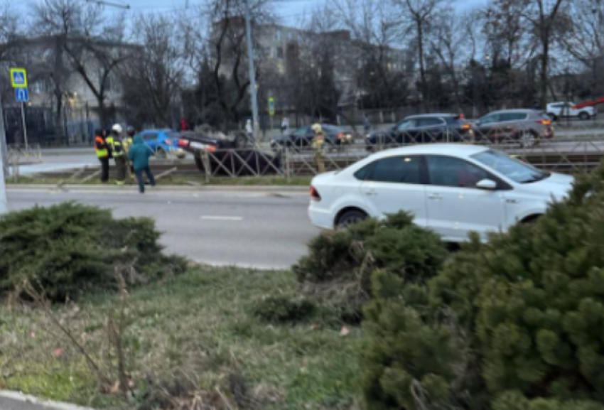 Перевернувшийся автомобиль заблокировал движение трамваев в Краснодаре