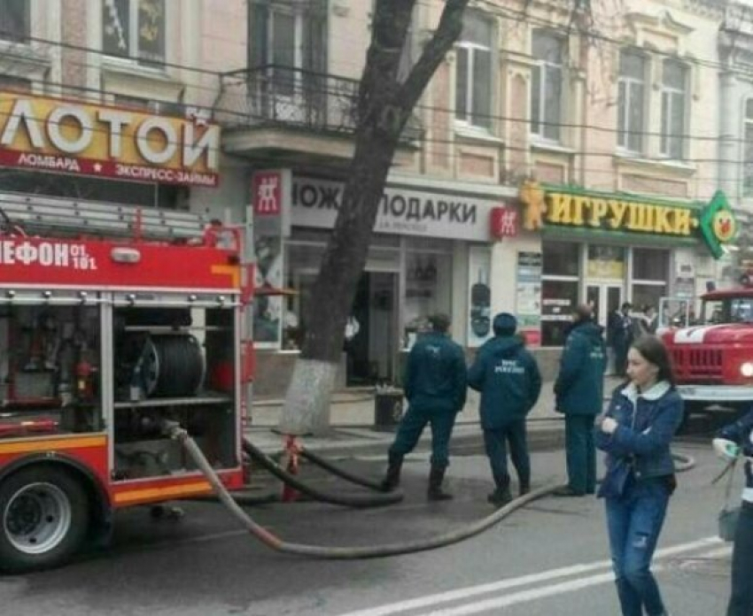 На складе в центре Краснодара вспыхнул пожар 