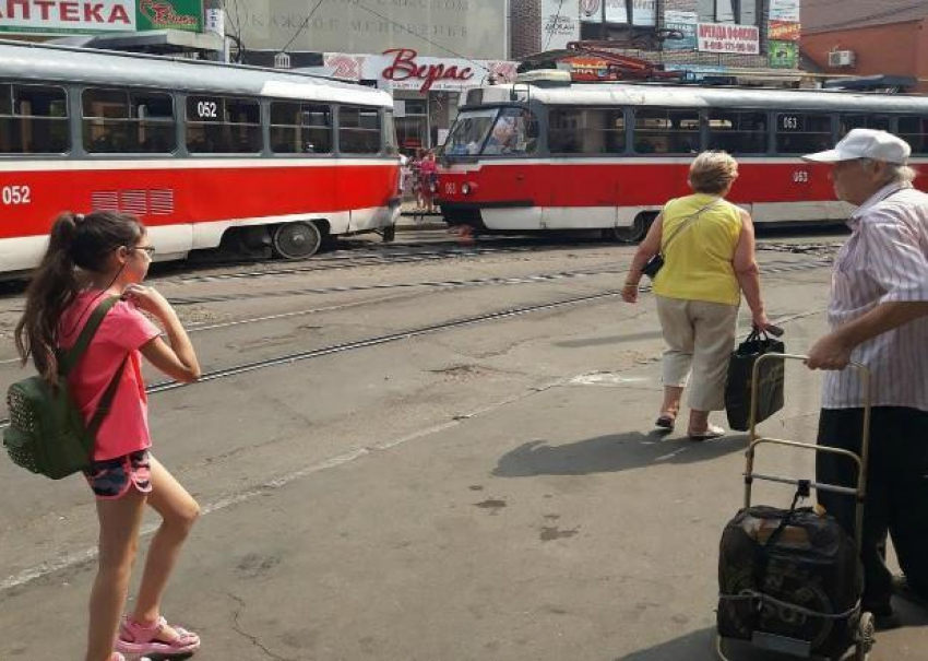 В центре Краснодара сошел с рельсов трамвай