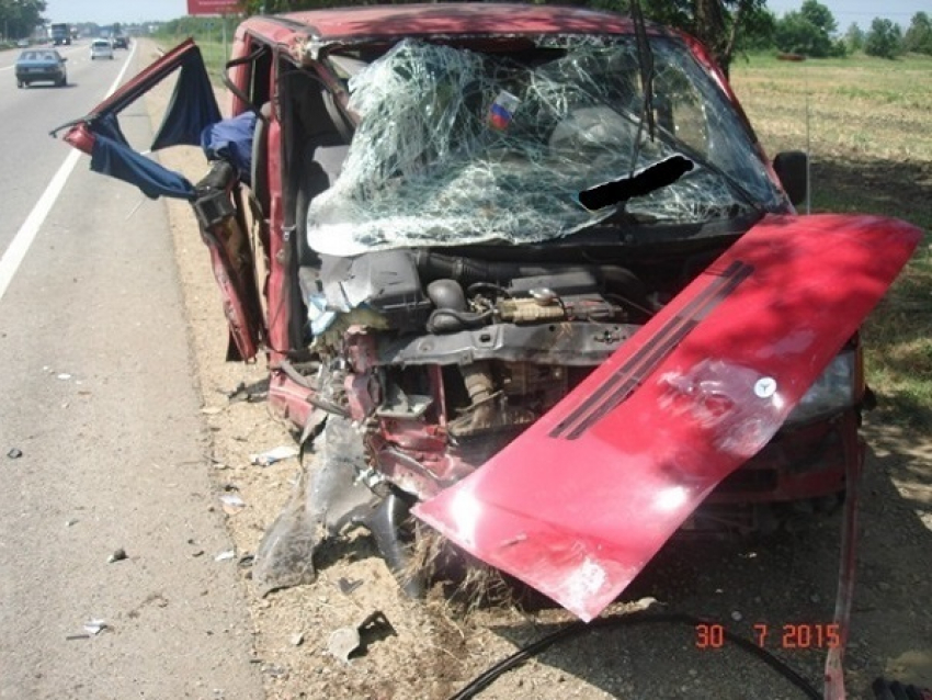 В Абинском районе на высокой скорости разбился «Мерседес» 