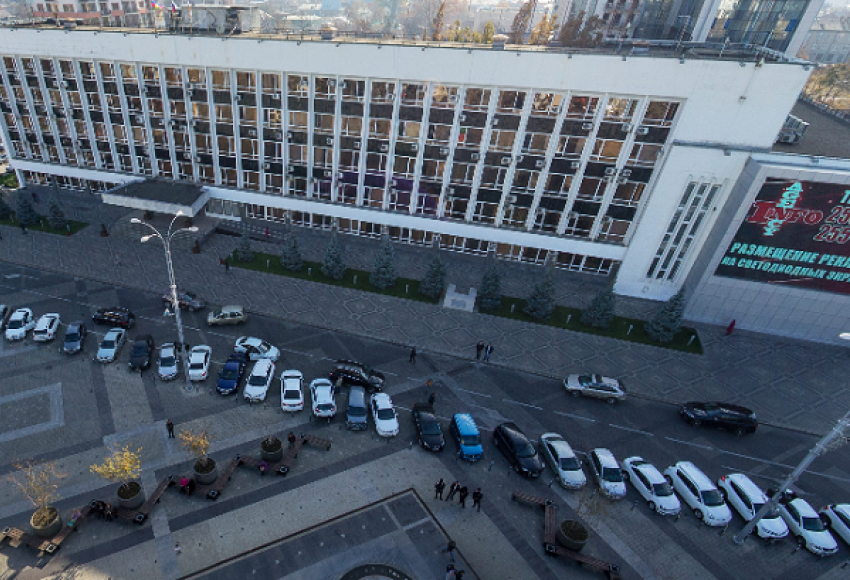 В администрации Краснодара ищут взрывное устройство 
