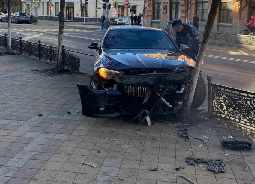 В центре Краснодара парень на BMW снес ограждение и едва не наехал на прапорщика