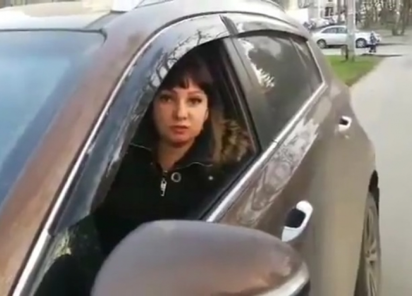 «Я в соседнем доме живу»: заезд краснодарки на тротуар возмутил краснодарцев 