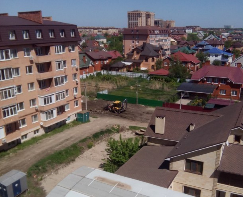  На улице Агрохимической в Краснодаре засыпали огромную лужу 