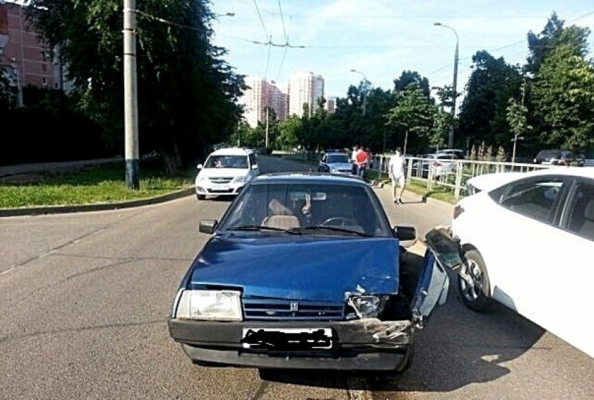 В Краснодаре девушка за рулем «Хендай Соляриса» едва не погибла в ДТП с «девяностодевятой»