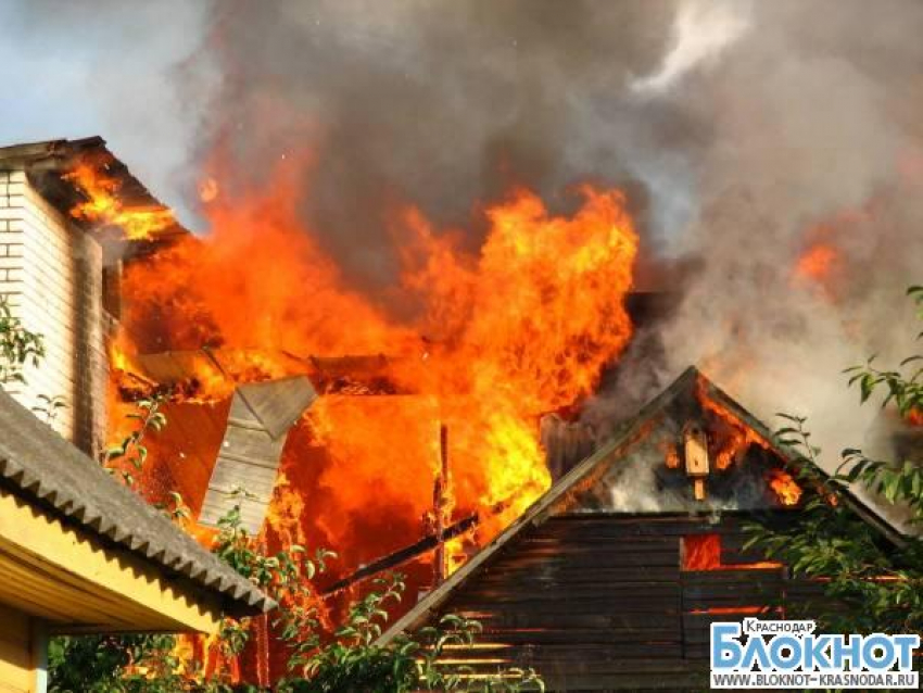 В Краснодаре сгорел дом на улице Радио