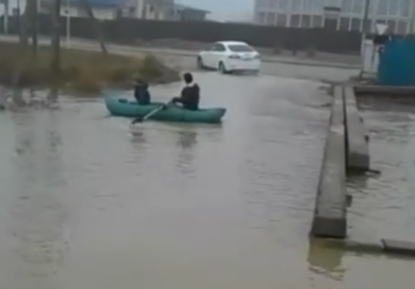  Жители станицы Голубицкой вынужденные передвигаться по улицам на лодке 