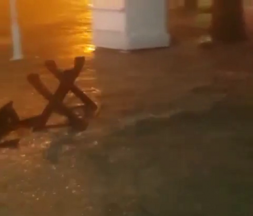 Жуткий потоп в Геленджике сняли на видео 