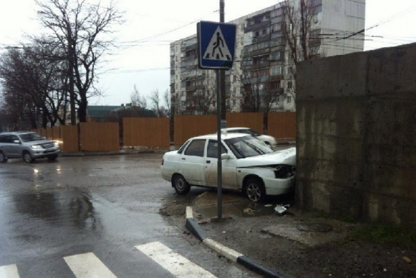 Водитель врезался в забор церкви в Новороссийске