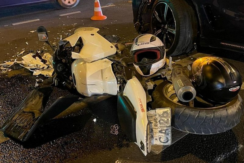 В Краснодаре летевший на красный свет байкер без прав врезался в BMW: двое пострадавших