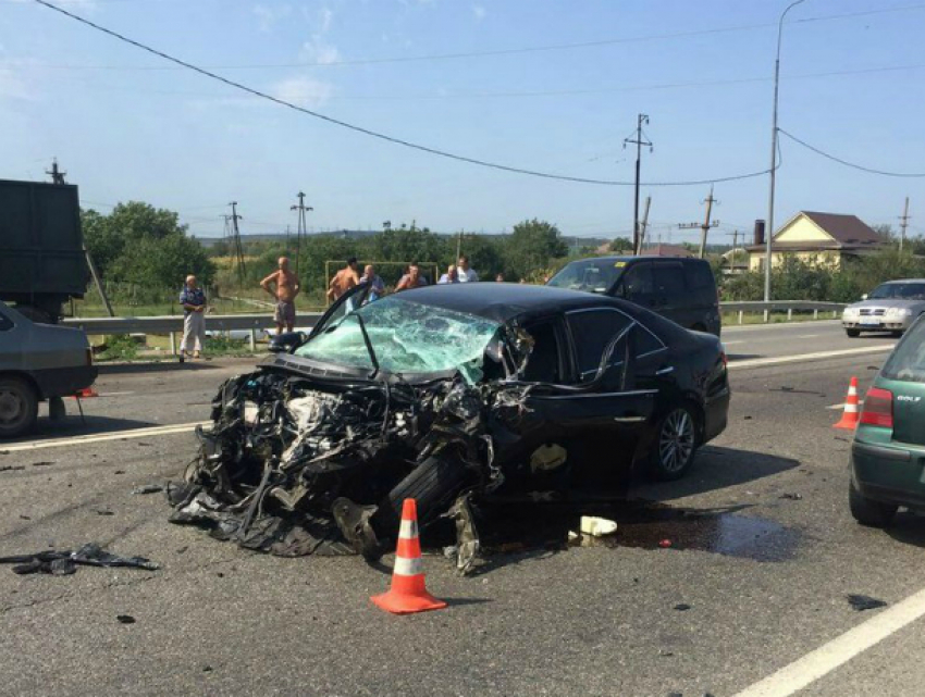 На Кубани Toyota Camry разнесло вдребезги в ДТП с КамАЗом