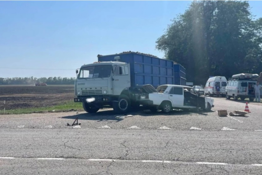 В Краснодарском крае в ДТП с КАМАЗом погибли мужчина и девушка