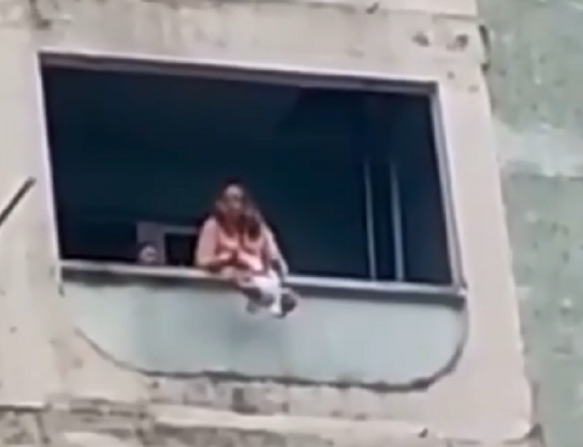 Пытавшаяся сбросить двухмесячного ребенка с балкона краснодарка отправлена в спецбольницу