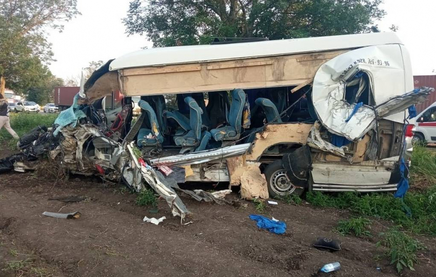 Двое детей и женщина погибли в ДТП с микроавтобусом на Кубани