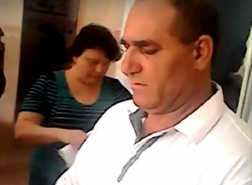 В Крымске вброс бюллетеней на избирательном участке попал на видео