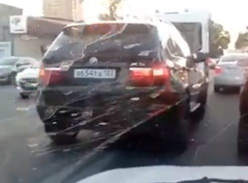 "Умник", объезжающий пробки вслед за «скорой", попал на видео в Краснодаре